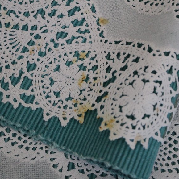5-pc VINTAGE Fabric tablecloth napkin Turquoise and 7-pc plastic white - Picture 4 of 15